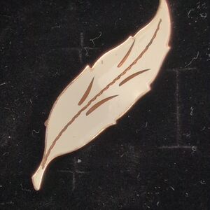 Vintage Gold Tone Metal Leaf Pin Brooch